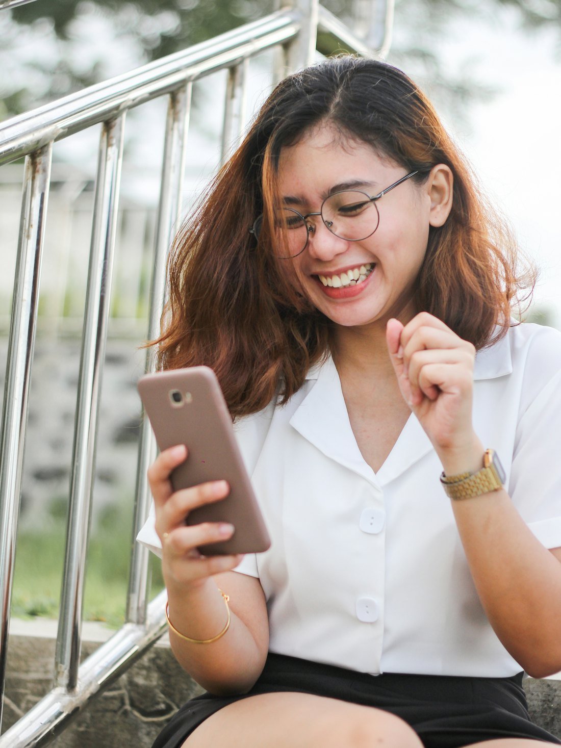 Clienta feliz leyendo la respuesta de un negocio en su teléfono