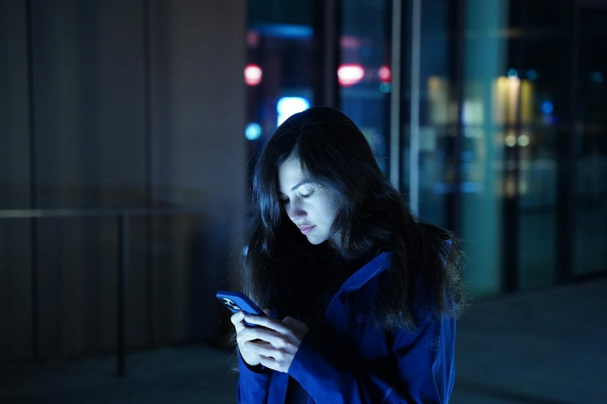 Clienta escribiendo por WhatsApp de noche